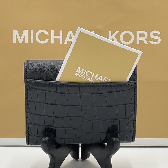 MICHAEL KORS
Carmen Medium Faux Leather Wallet
BLACK COLOR - Picture 4 of 11